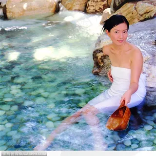 美容SPA保养-坐在池中拿木勺的泡澡女性