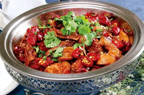 爆炒香辣鸡肉块湘菜馆主打美食图片 爆炒香辣鸡肉块湘菜馆主打美食图片