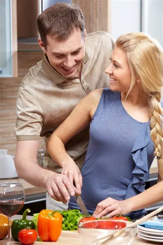 一起做饭幸福情侣图片