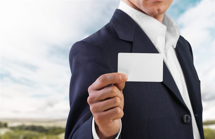 手拿着空白卡片