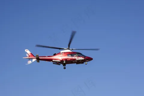 红色直升机图片