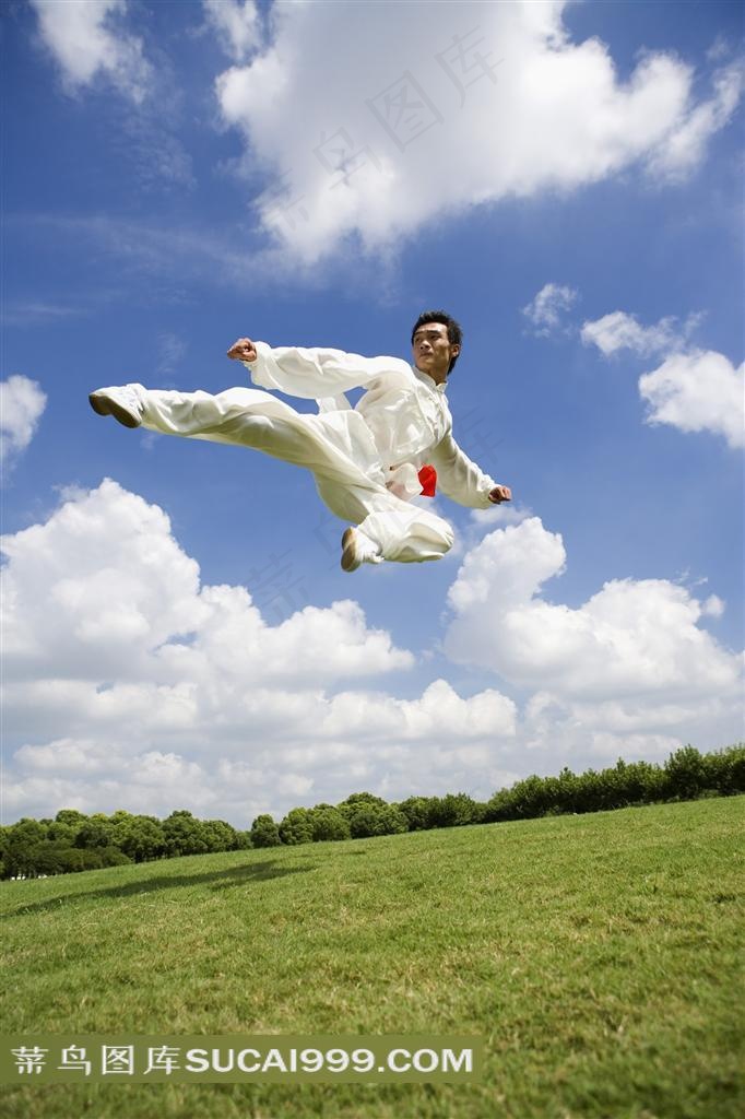 草地上练武的白衣男人