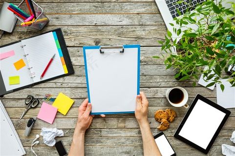 双手拿着文件夹