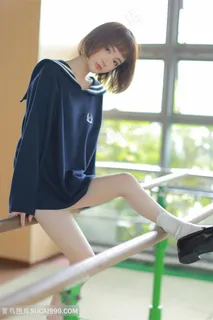 坐在双杠上的*清纯短发女生图片