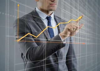 用手指描绘箭头曲线数据图的商务人士高清图片