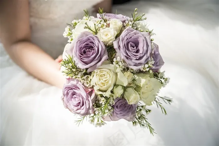 婚纱淡紫色手捧花