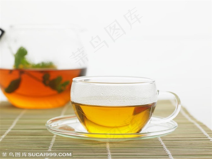 席子垫子上的两杯红茶