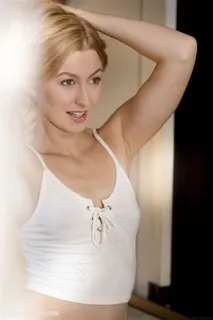 撩起头发的欧美美女图片 撩起头发的欧美美女图片