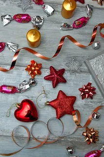 木板上的圣诞装饰品图片