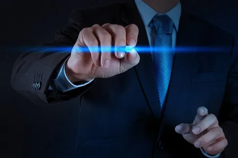 拿着科技笔点击的商务人士高清图片 拿着科技笔点击的商务人士高清图片