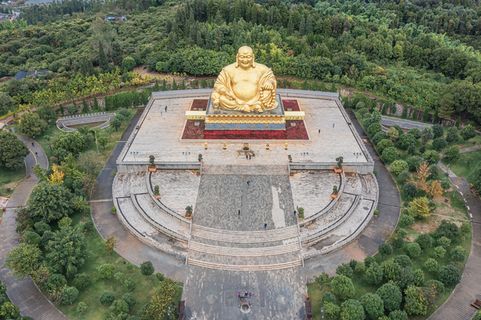 航拍弥勒佛