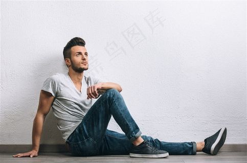 坐在地上手撑着地的男士高清图片