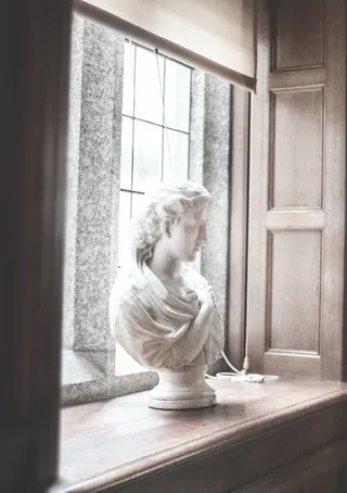 靠近窗户的雕塑