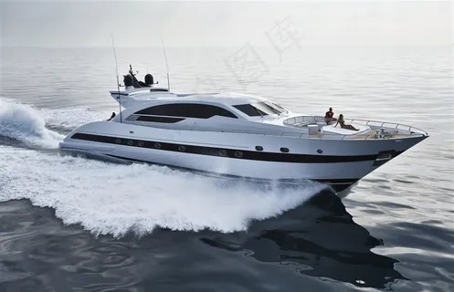 行驶中的大型游艇高清图片