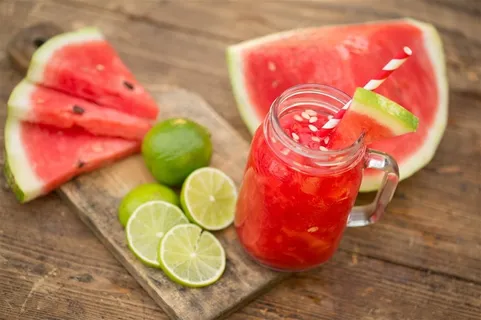 夏天放在桌子上的水果 夏天放在桌子上的水果