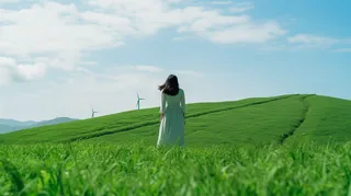 在草原上漫步的女孩摄影图 