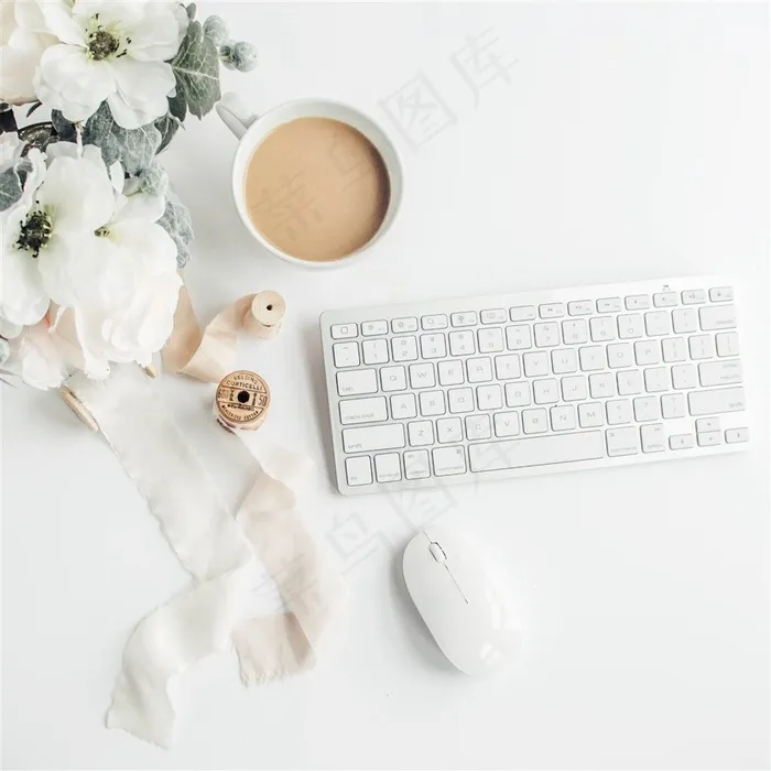 白色健盘和咖啡