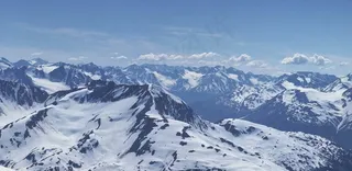 天空下的雪山雪岭