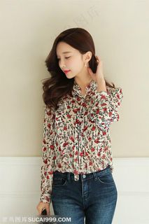 靠在墙边的韩国美女模特朴秀妍高清图片