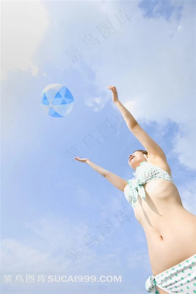 向上扔皮球的美少女