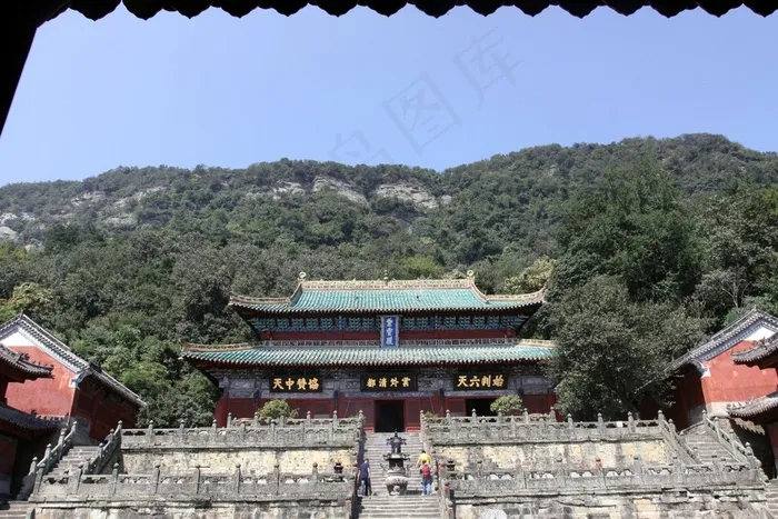 山脚下宏伟壮观的寺院
