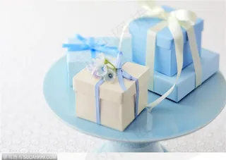 白与蓝色调高雅的礼物礼盒