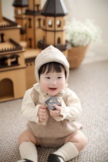 坐在地上哈哈大笑的小宝贝