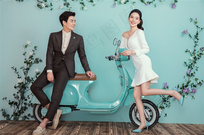 自行车前的情侣