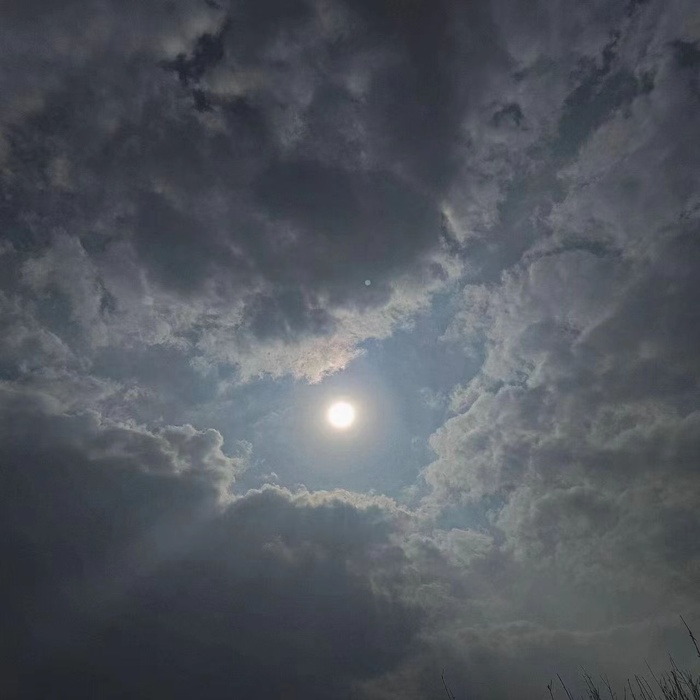 云朵里的太阳自然背景图