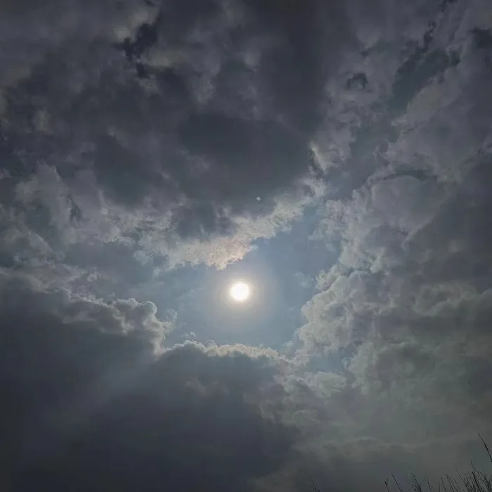云朵里的太阳自然背景图