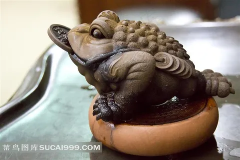口吐金钱的三足金蟾紫砂吉祥物