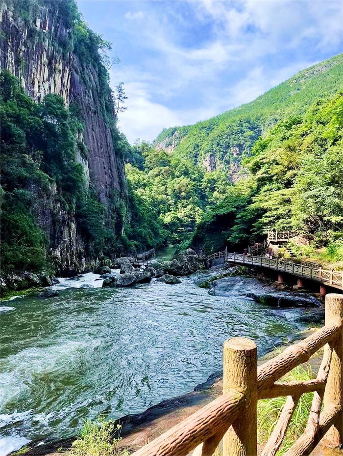 山水蓝天白云背景图