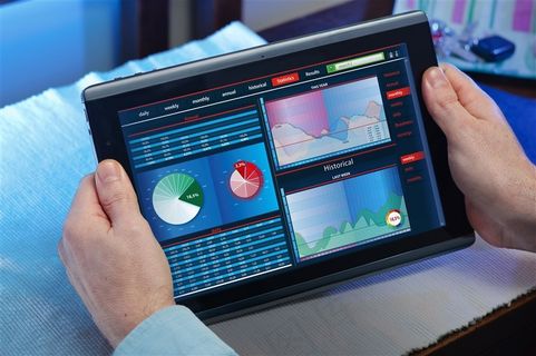 拿着平板电脑的双手