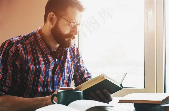 正在阅读的外国商务男性侧脸高清摄影