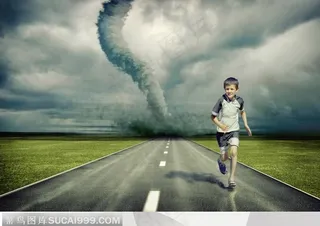 跑步的小男孩草地公路天空上的龙卷风