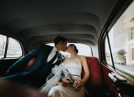 欧洲结婚庆典情侣相亲相爱甜蜜时刻摄影图片