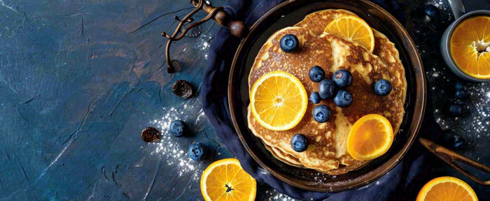 美食简约烤饼蛋糕，巧克力水果橙子摄影图