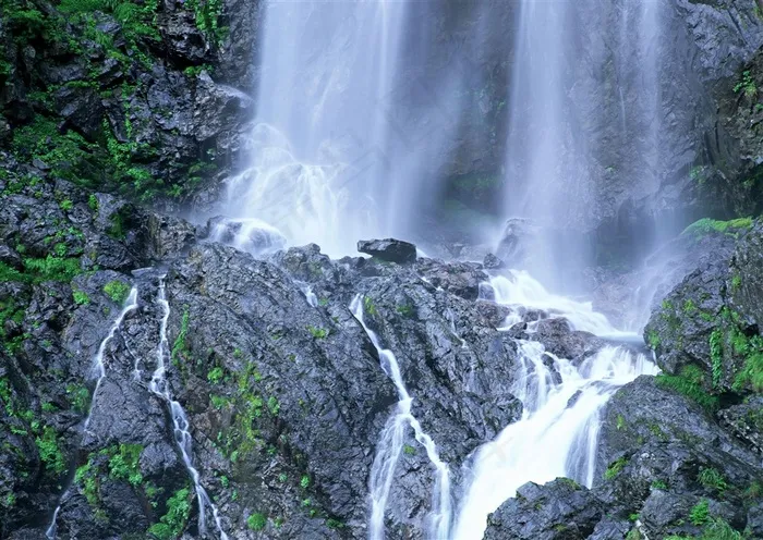 高山瀑布风景图片