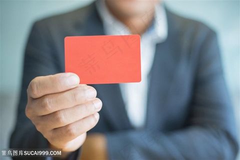 商务人士拿红色名片手势图片