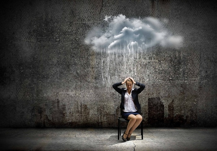 坐在椅子上的女人与云朵图片