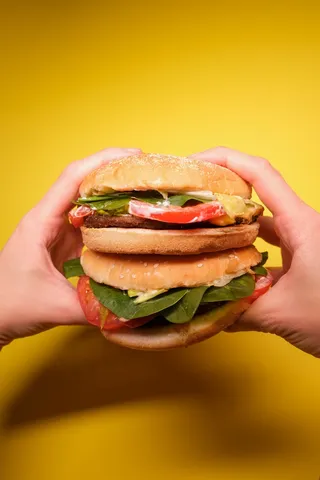 黄色美味汉堡摄影素材