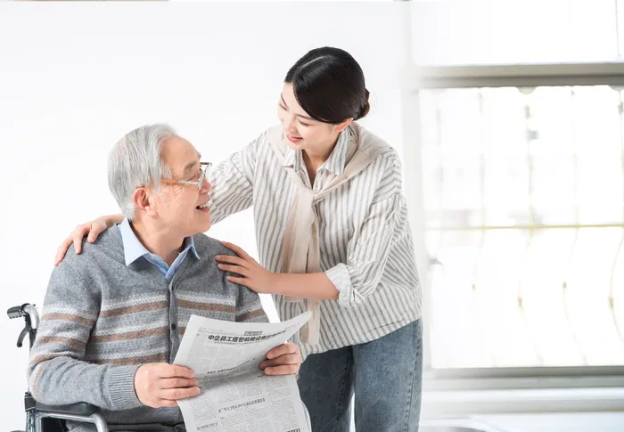 照顾 父女 看报 敬老院
