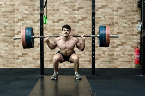 举重的肌肉型男图片