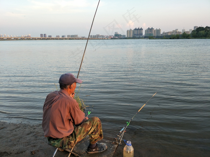 海边钓鱼背影图片