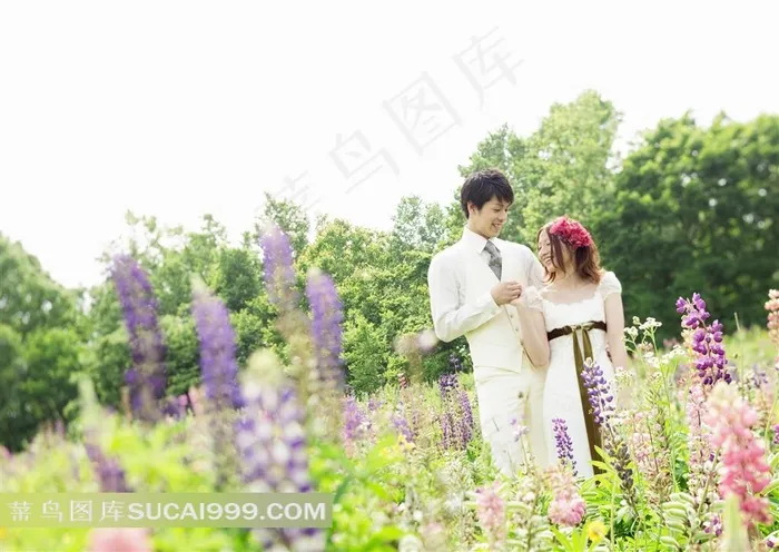 花园里拍摄婚纱的情侣