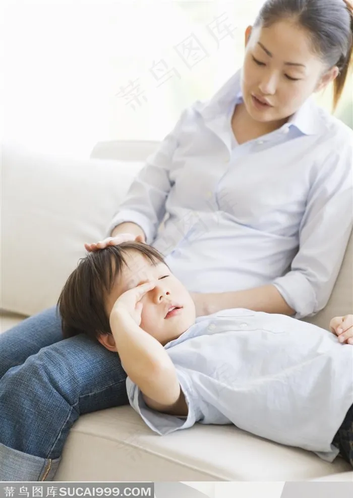 幸福的一家-小男孩在妈妈腿上睡着了