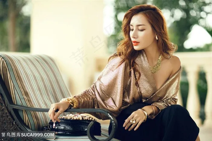 坐在沙发上的美女