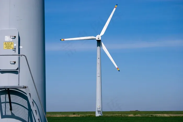 蓝天下发电风车图片