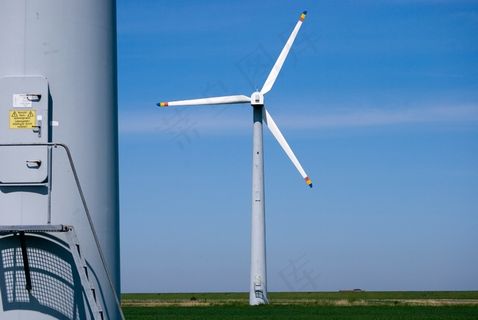 蓝天下发电风车图片