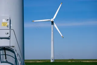 蓝天下发电风车图片